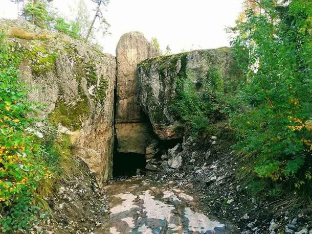 Entrada al supuesto templo subterráneo donde los voluntarios siguen buscando el tesoro de Lemminkäinen. (Paasikivi / CC BY-SA 4.0)