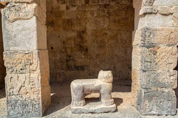 Glifos erosionados cubren las superficies del Templo del Jaguar en Chichén Itzá. (jkraft5/Adobe Stock)