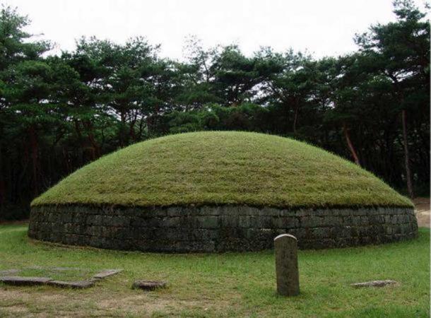 Example of a Silla tomb – the Royal tomb of King Heongang located in Gyeongju, North Gyeongsang, South Korea.