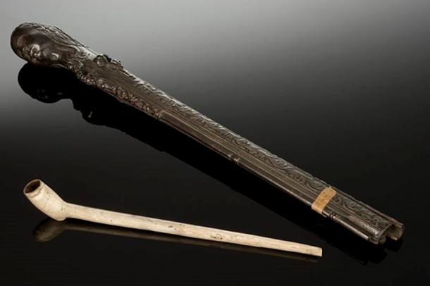 Example of a clay tobacco pipe and a pipe case, possibly made of walnut. (Wellcome Images/CC BY 4.0)