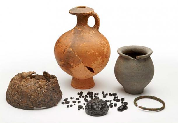 Examples of Roman grave goods. © Museum of London