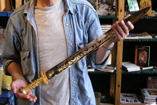 A historical “Excalibur.” Replica of a high-status spatha, a short Roman-style sword possessed by post-Roman British chieftains. 