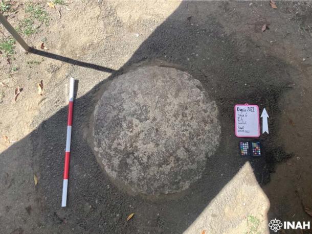 Las esferas excavadas se vuelven a enterrar en su mayoría para facilitar su conservación. (INAH)