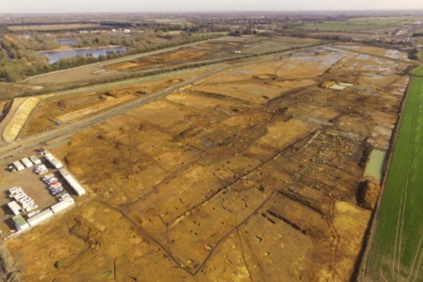 Excavating a Roman trade distribution centre on the A14 Cambridge to Huntingdon scheme.