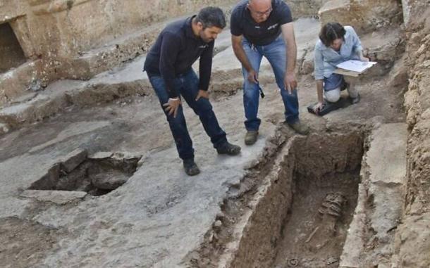 Excavation directors Zubair ʼAdawi and Kfir Arbiv inspect the rare discovery. 