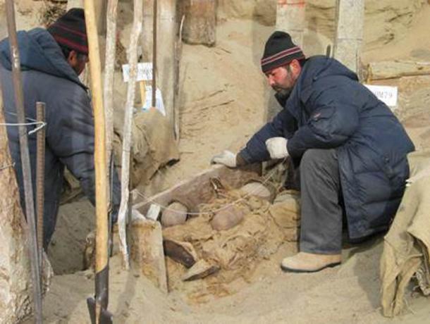 Excavation of one of the Tarim Basin mummies at Xiaohe cemetery. (Wenying Li / Xinjiang Institute of Cultural Relics and Archaeology)