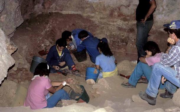 Excavation work at the Gabasa site, Spain, unearthed a tooth which was the basis for the study of the Neanderthal diet. (© Lourdes Montes / CNRS)