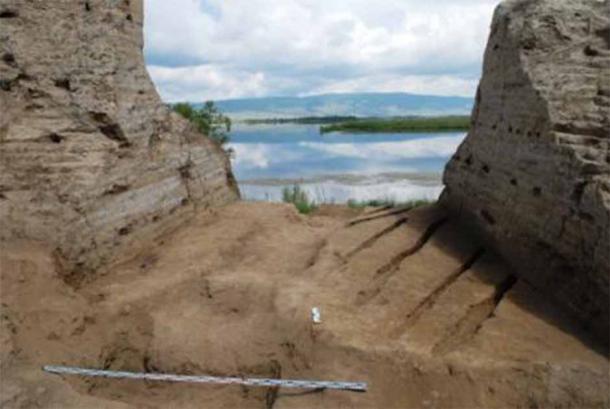 2007-2008 közötti ásatási árok a Por-Bazhyn zárt (függöny) falának északi falán keresztül, döngölt földrétegeket mutatva, kínai hangtu technikával.  (Irina A. Arzhantseva/CC BY 4.0)