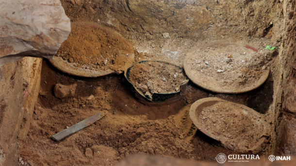 Las excavaciones de las cámaras funerarias de Palenque han revelado varios cuencos de cerámica grandes colocados en el interior como ofrendas. (INAH)