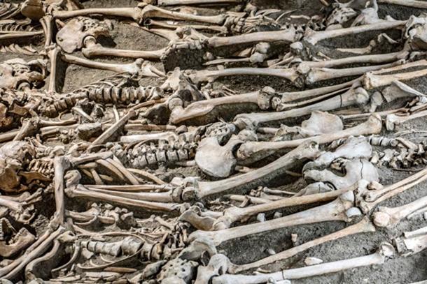 Exhumed bodies – the bones are cleaned and left to bleach under the sun. (milkovasa / Adobe)