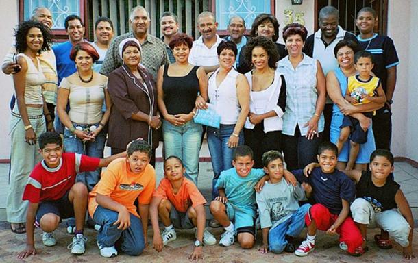 Extended colored family from South Africa showing some spectrum of human skin coloration. (Obersachse / Public Domain)