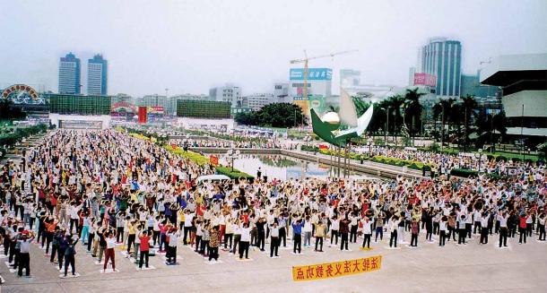 By the mid-1990s, Falun Gong qigong-based exercise sites with thousands of participants, like this one in Guangzhou, China were a common sight throughout China but then the persecutions began. (ClearWisdom.net / CC BY-SA 3.0)