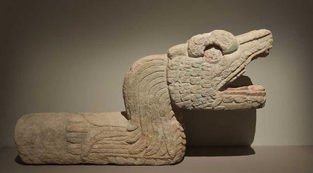 Cobra de penas, antiga era pós-clássica, 900 - 1250 d.C., pedra calcária. De Chichén Itzá, Yucatán, México (CC por SA 1.0)