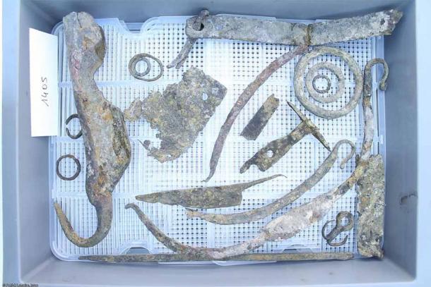 Ferrous objects discovered at the bottom of the canal (gaff, bucket handles, knife, etc.) unearthed in Thérouanne (Pas-de-Calais) in 2023. (INRAP)