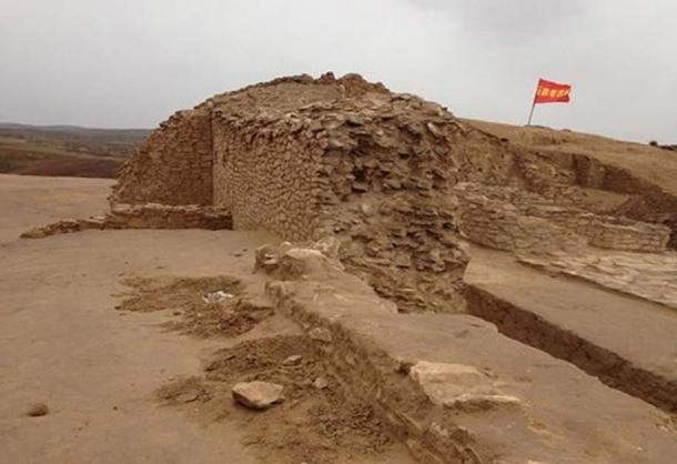 Fortification wall in the Neolithic settlement site of Shimao (Shaanxi, China)