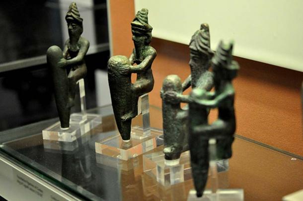 Четири статуетки от медни сплави, датирани в.  2130 г. пр. Н. Е., Изобразяващи четири древни месопотамски богове, носещи характерни рогати корони.