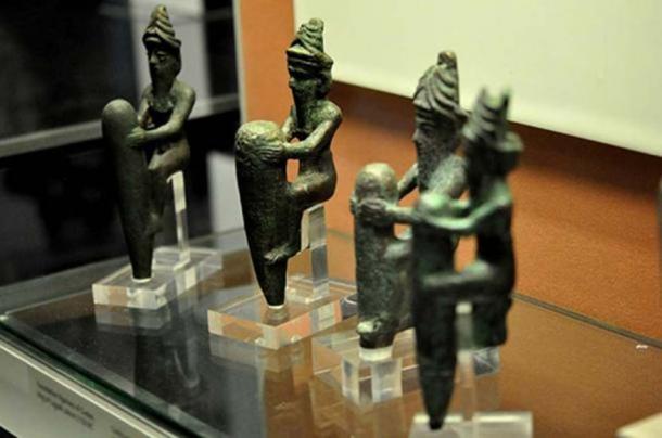 Quatro estatuetas de liga de cobre datadas de c.  2130 aC, representando quatro antigos deuses da Mesopotâmia, usando coroas com chifres característicos.