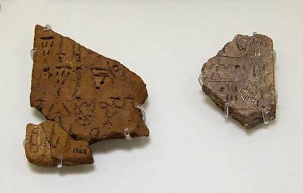 Fragmentary tablets from Phaistos in the undeciphered Linear A text (Zde / CC BY-SA 4.0)