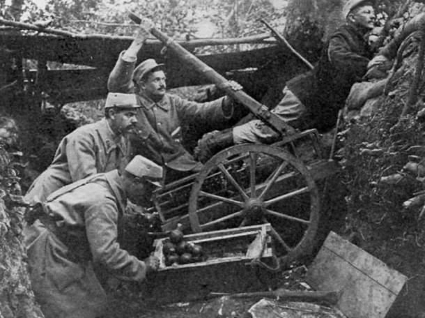Soldados franceses usando una catapulta de granadas durante la Primera Guerra Mundial.