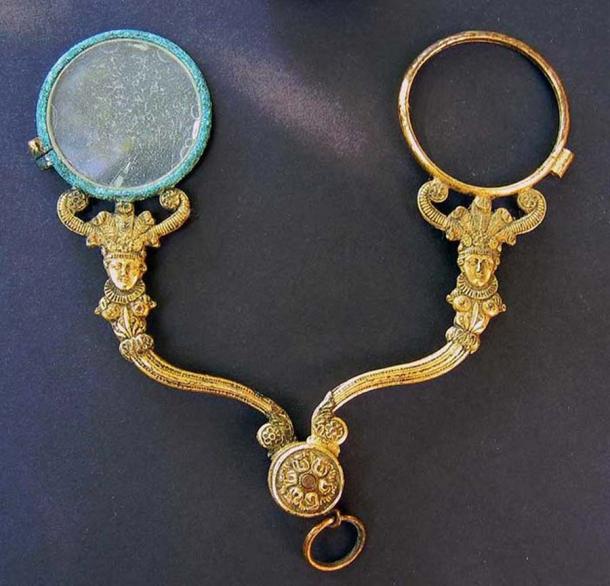 French empire gilt scissors-glasses c. 1805. (Public domain)