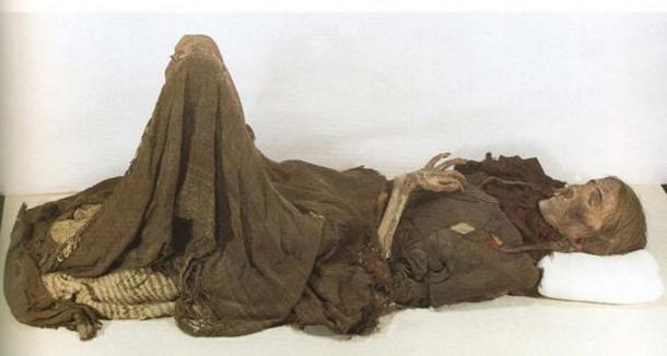 Imagen de cuerpo entero de una momia de Tarim.