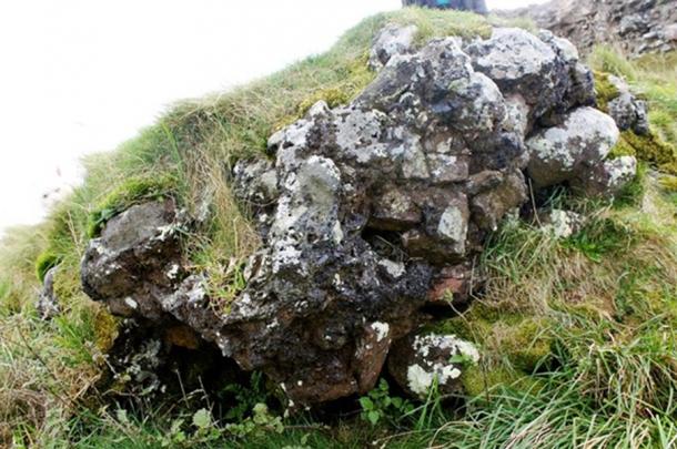 Fused stones. This was once part of a wall to the original hill fort at Dunnideer which gave the hill its name. (CC BY-SA 2.0)
