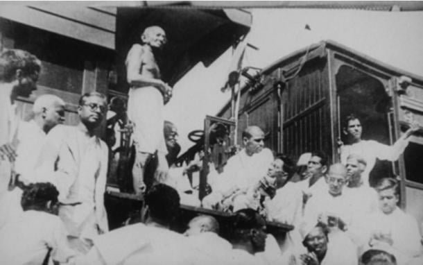 Gandhi visitando Madrás (ahora Chennai) en 1933 en una gira por toda la India por las causas de Harijan. Sus discursos y escritos durante estas giras discutieron las castas discriminadas de la India.