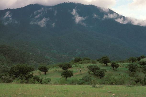 Gary Feinman and crew member surveying a ridge in southern part of the Valley of Oaxaca in the 1980s. (Linda Nicholas / Field Museum)