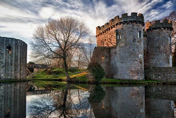 Gatehouse of Whittington Castle, Shropshire. The FitzWarin family seat was established at Whittington Castle. (steheap / Adobe Stock)