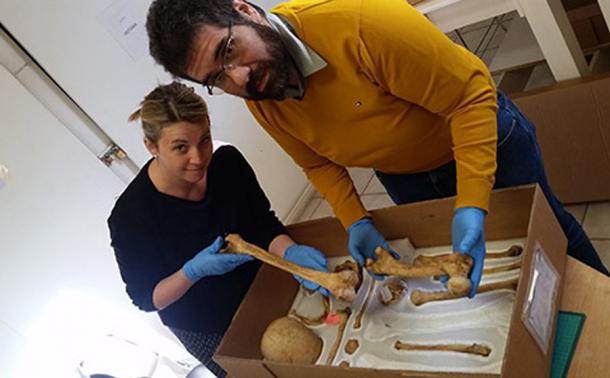 Genevieve Cain, Pedro Andrade y el pescador neolítico desenterrado en Chile. (Universidad de Southampton)