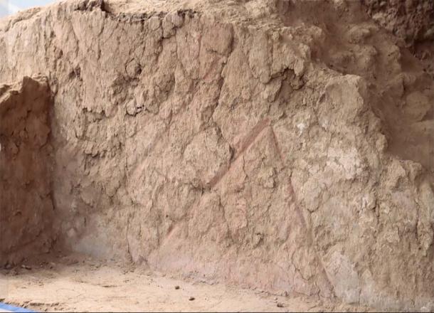 Geometric figures on the part of the wall. Archaeological team leader Castillo estimates there are similar designs, possibly 3 meters (10 ft) below.  (University of Trujillo)