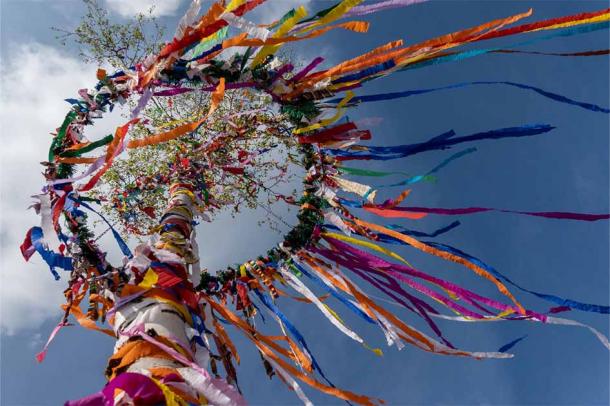 A German maypole with decorations of flowers and ribbons. (mhp/Adobe Stock)