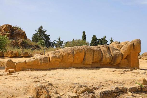 Gigante Telamon, Atlas apoyando la estatua del Templo de Zeus en ruinas en el Valle de los Templos de Agrigento, Sicilia, Italia.  UNESCO sitio de Patrimonio Mundial.  (Fotos de Sergio Monti / Adobe Stock)