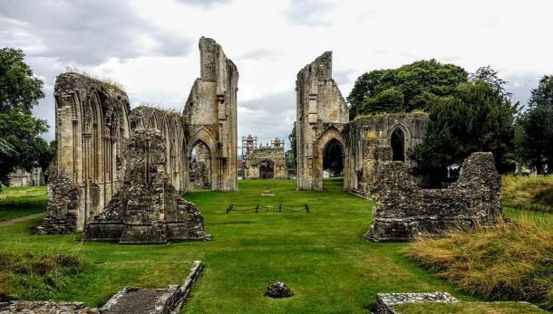 Las ruinas de la abadía de Glastonbury (lovelygrey / dominio público)