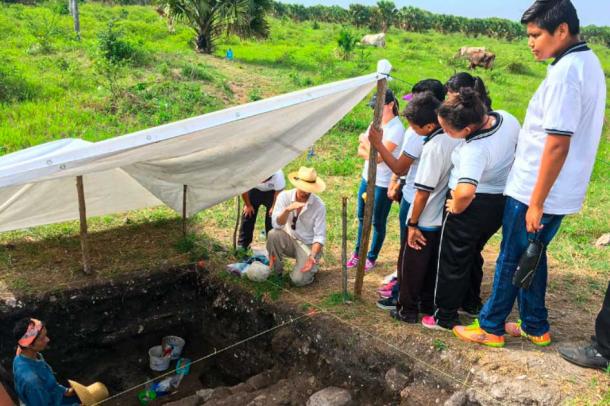 Jeffrey Glover discusses archaeology with local students from Chiquila. (Proyecto Costa Escondida)