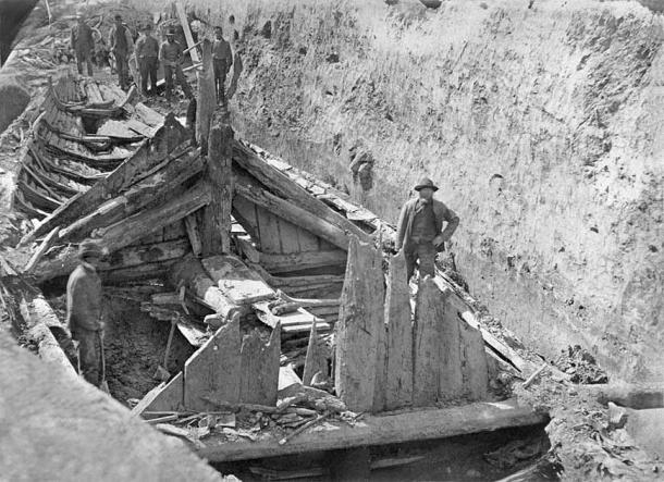 Excavations of the Gokstad ship in 1880, where the Viking shields were uncovered. (Museum of Cultural History – University of Oslo / CC BY-SA 4.0)