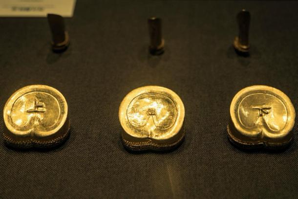 Gold horseshoe decorations from the Liu He tomb. (Image: nocoev.com)