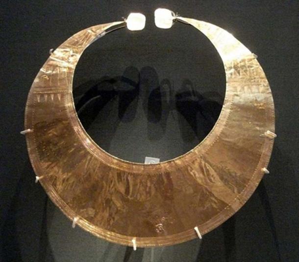 Gold lunula from Blessington, Co Wicklow (Early Bronze Age, circa 2400 BC – 2000 BC) (CC BY-SA 3.0)
