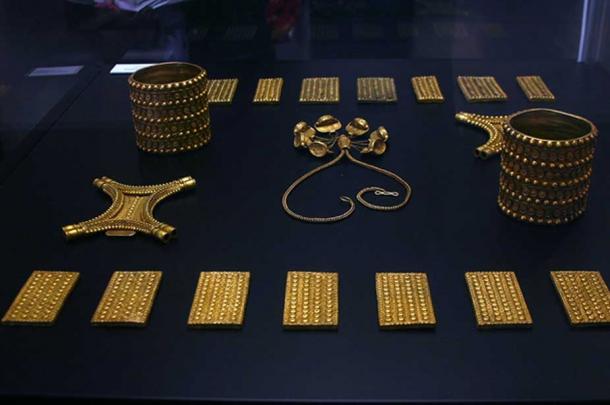 Gold pieces from the treasure hoard. (© José Luiz Bernardes Ribeiro / CC BY-SA 3.0)