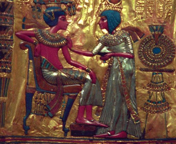 Detalle;  Placa de oro que representa al faraón Tutankamón y consorte, Ankhesenamun.
