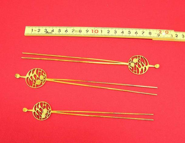 Gold plated brass prong kanzashi. Period unknown. (Public Domain)