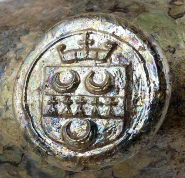 The gold encrusted bottles carry the seal of the Earl of Coventry who lived at the Croome Estate, which is less than a mile from the building site. (©BBR Auctions)