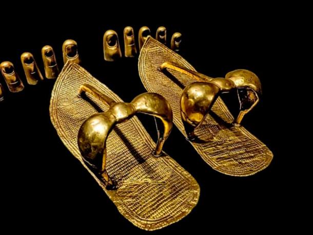 Sandalias doradas y cubrepunteras descubiertas en la tumba del rey Tutankamón, como parte de 