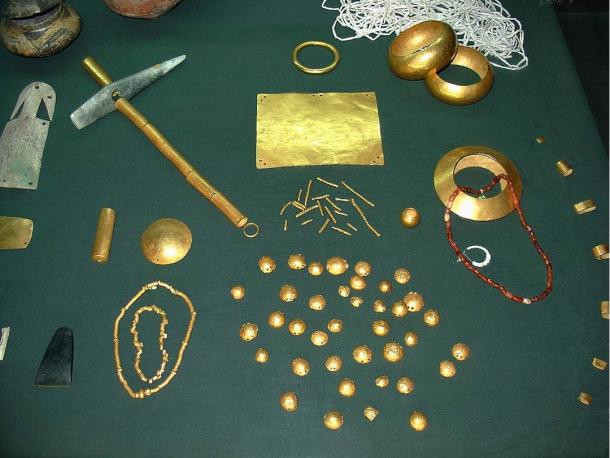 Objetos de oro encontrados en la necrópolis.
