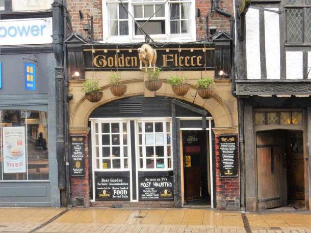 Se dice que The Golden Fleece en York es un pub embrujado. (El Toisón de Oro)