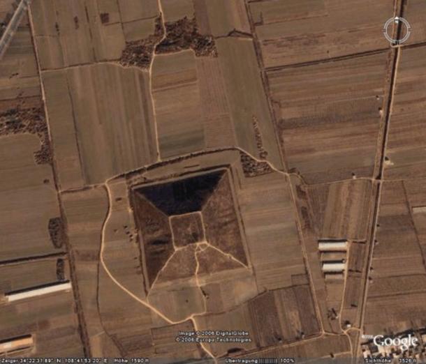 Imagen de Google de una pirámide cerca de la ciudad de Xian en China en 34.22 Norte y 108.41 Este. (Dominio publico)