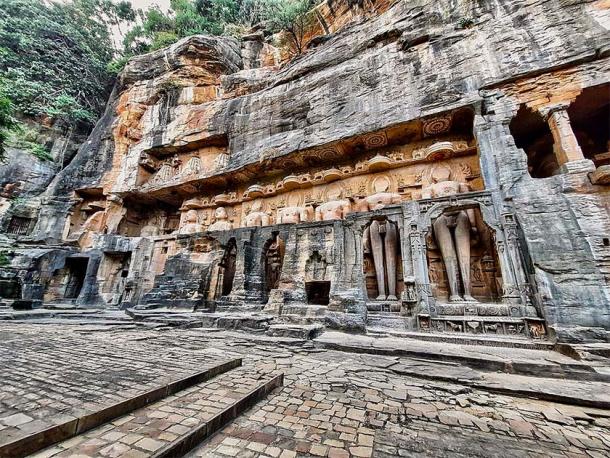The Gopachal rock-cut Jain monuments showcase Jain Tirthankaras and intricate temple-like decor. (Public domain)
