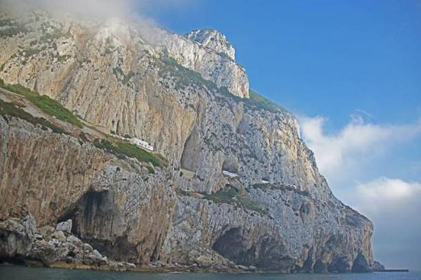 Vista del complejo de la cueva de Gorham desde el mar con la cueva de Gorham en primer plano y las cuevas Vanguard y Hyena detrás. (© Clive Finlayson, Museo de Gibraltar / UNESCO)