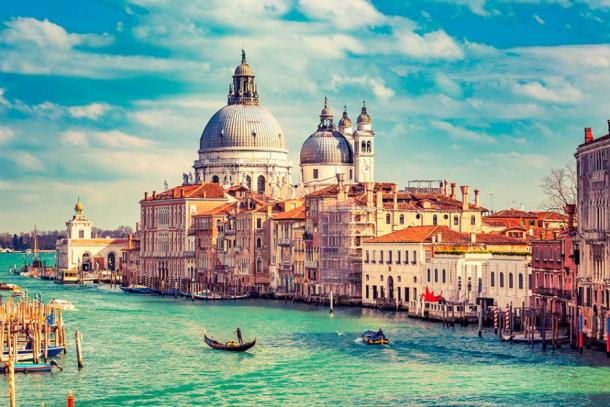 El Gran Canal con la iglesia de Santa Maria Della Salute dominando el horizonte de Venecia. (sborisov / Adobe Stock)