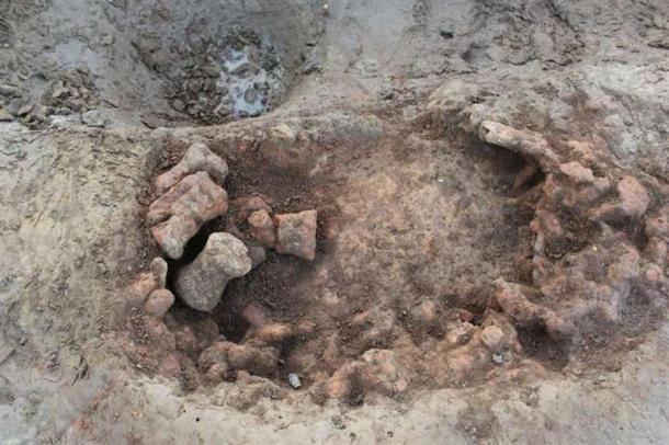 Las excavaciones en Grange Farm arrojaron evidencia considerable de orfebrería de alta calidad, en particular este Saltern Hearth con un grupo de pedestales de arcilla cocida. (Kent en línea)